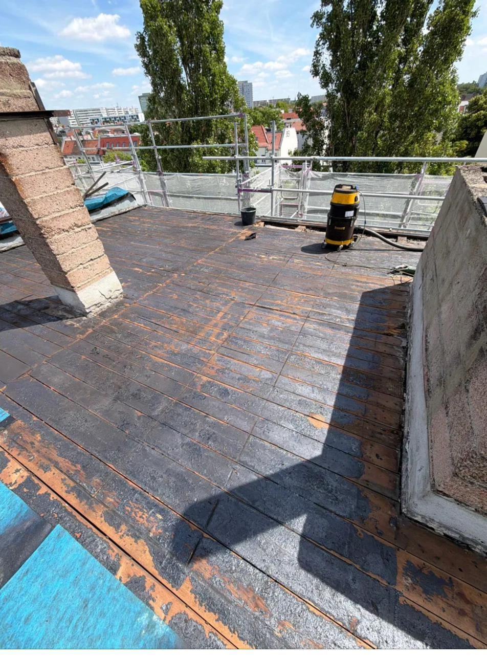 Freigelegte Holzschalung nach dem Abtrag der Bitumenlagen
