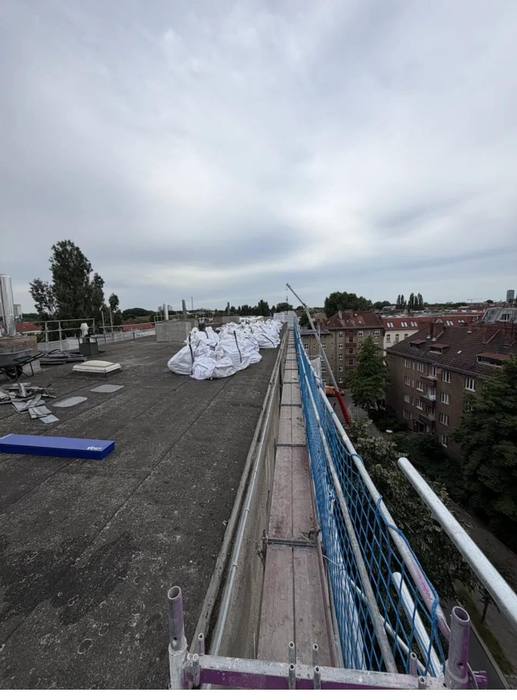 Flachdach mit verpackten Big Bags vor dem Abtransport